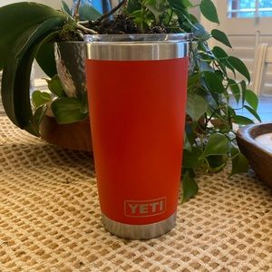 Yeti 20oz tumbler with slide lid.